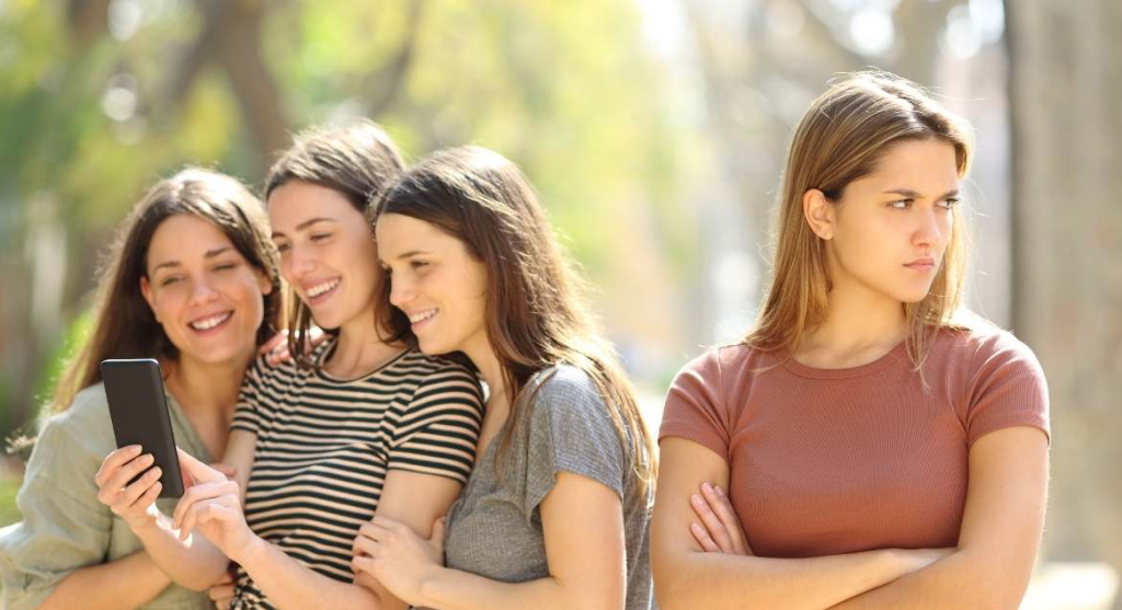 Dışlanan İnsan Ne Yapmalı? İnsan Neden Dışlanır? Dışlanan İnsan Psikolojisi Dışlanan İnsan Ne Yapmalı İnsan Neden Dışlanır