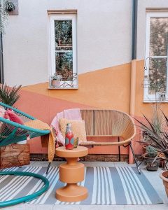 Balkon dekor fikri: kilim ile kosinüs ekleyin