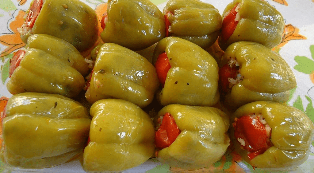 Annemin Zeytinyağlı Biber Dolması Tarifi Annemin zeytinyağlı dolması