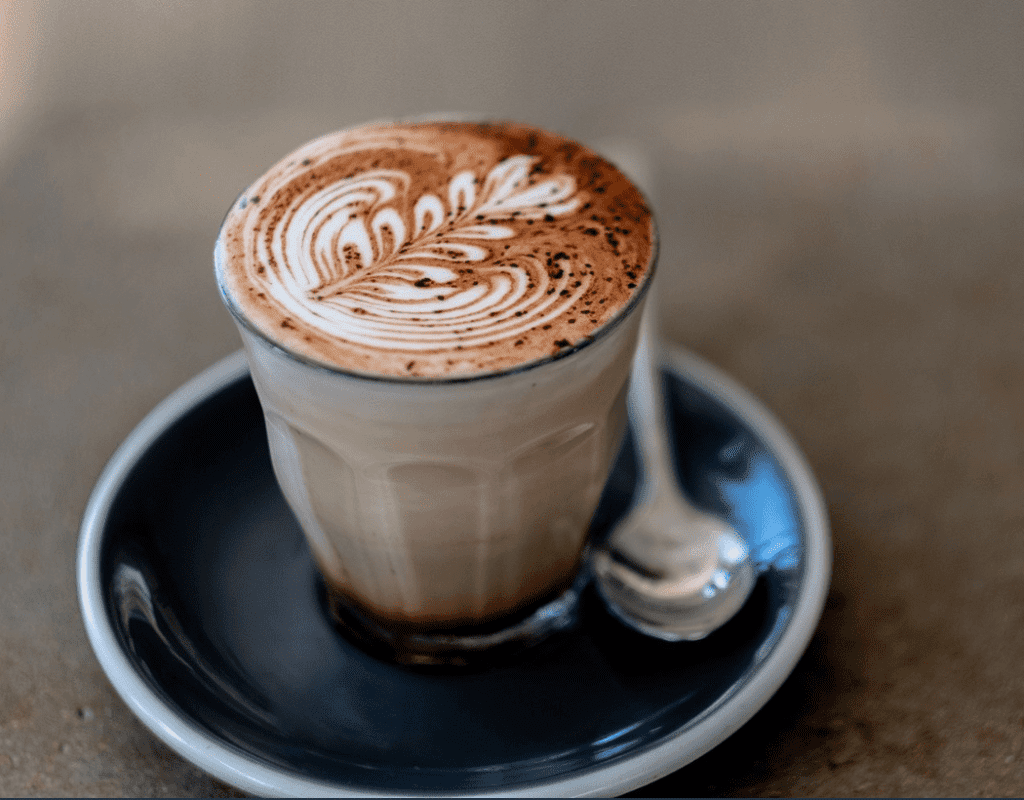 Evde çikolatalı mocha kahve yapımı