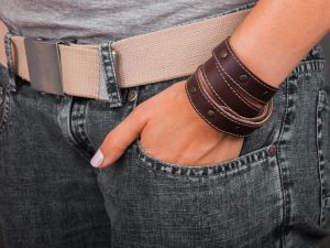 deri kahverengi kadın bilekliği