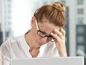 Yorgun görünen yüz ifadesi neden olur