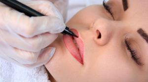 Dudaklar için kalıcı makyaj işlemi